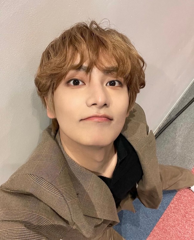 Foto-foto Kwon Hyeop dibagikan seorang netizen Korea yang pangling dengan penampilannya di forum komunitas online. Tak sedikit netizen Korea yang terkecoh dan mengira Kwon Hyeop adalah V BTS. Foto: dok. Twitter @WAKER_official