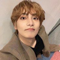 Foto-foto Kwon Hyeop dibagikan seorang netizen Korea yang pangling dengan penampilannya di forum komunitas online. Tak sedikit netizen Korea yang terkecoh dan mengira Kwon Hyeop adalah V BTS. Foto: dok. Twitter @WAKER_official