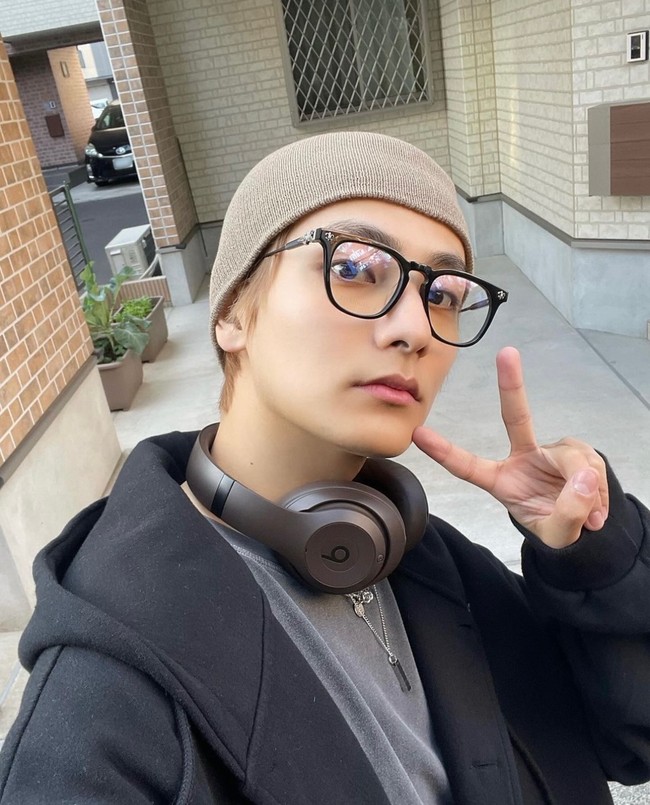 “Wajahnya agak berubah sejak era Produce,” “Gayanya seperti Vㅋㅋ Tapi mereka juga terlihat mirip,” “Rasanya dia sengaja membuat wajahnya agar terlihat seperti V… Dia mengingatkanku dengan seorang pria yang ingin terlihat seperti Park Bo Gum,” “Mereka terlihat sama,” komentar sejumlah netizen di forum komunitas Korea. Foto: dok. Twitter @WAKER_official