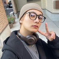 “Wajahnya agak berubah sejak era Produce,” “Gayanya seperti Vㅋㅋ Tapi mereka juga terlihat mirip,” “Rasanya dia sengaja membuat wajahnya agar terlihat seperti V… Dia mengingatkanku dengan seorang pria yang ingin terlihat seperti Park Bo Gum,” “Mereka terlihat sama,” komentar sejumlah netizen di forum komunitas Korea. Foto: dok. Twitter @WAKER_official