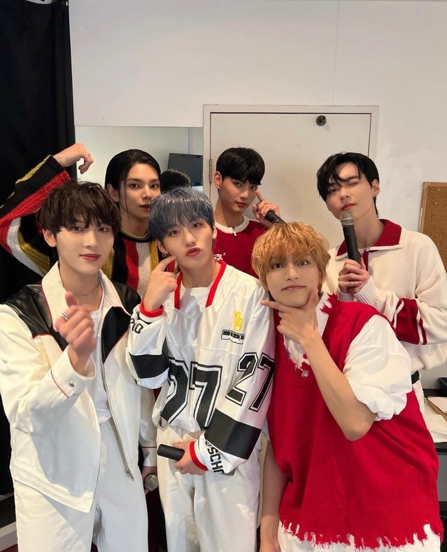 Selain V BTS, lulusan School of Performing Arts (SOPA) itu juga dibilang mirip suami Park Shin Hye, Choi Tae Joon, Kangta H.O.T, dan Jiwoong ZEROBASEONE. Foto: dok. Twitter @WAKER_official