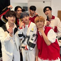 Selain V BTS, lulusan School of Performing Arts (SOPA) itu juga dibilang mirip suami Park Shin Hye, Choi Tae Joon, Kangta H.O.T, dan Jiwoong ZEROBASEONE. Foto: dok. Twitter @WAKER_official