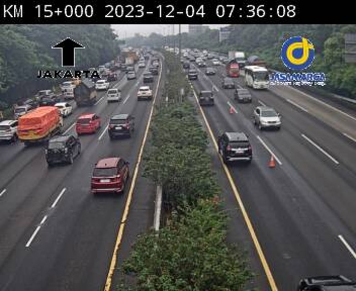 Lalu lintas di Tol Jagorawi arah Jakarta padat di sejumlah titik pada pagi ini. Kepadatan lalu lintas disebabkan meningkatnya volume kendaraan yang melintas. (CCTV PUPR)