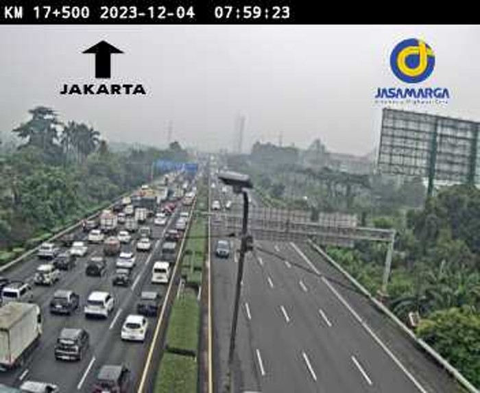 Lalu lintas di Tol Tangerang arah Jakarta padat di beberapa titik pada pagi ini. Kepadatan disebabkan peningkatan volume kendaraan yang melintas. (CCTV PUPR)