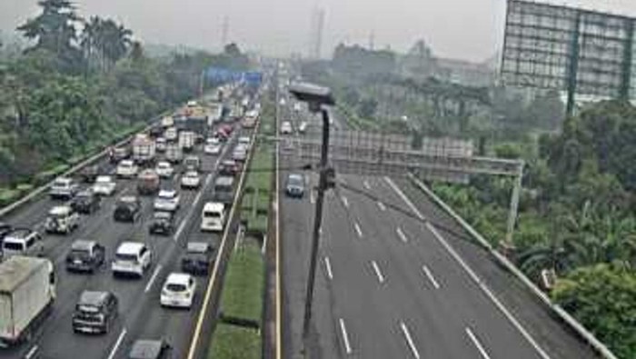 Lalu lintas di Tol Tangerang arah Jakarta padat di beberapa titik pada pagi ini. Kepadatan disebabkan peningkatan volume kendaraan yang melintas. (CCTV PUPR)