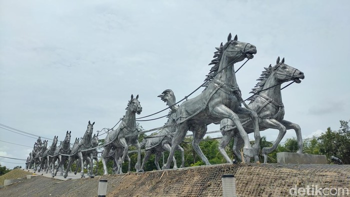 Landmark Adhikari Jaladara di dalam area Taman Kulon Progo Adipura, sekitar simpang tiga Milir, Kalurahan Kedungsari, Kapanewon Pengasih, Kulon Progo, Senin (4/12).