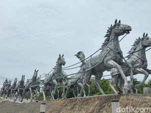 Patung Kereta Ditarik 12 Kuda, Tetenger Baru Kulon Progo Dab!