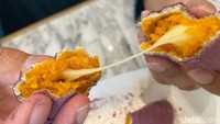 Goguma Ppang (Rp 15.800) merupakan roti ubi ala Korea yang tampilannya mirip sekali dengan ubi jalar. Bagian dalam roti diberikan isian berupa ubi yang dihaluskan dan keju mozzarella. Foto: detikFood/Yenny Mustika Sari