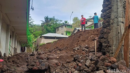 kondisi Ponpes At-Taqwiim yang tertimbun longsor yang menyebabkan satu orang santri tewas di Desa Bukit, Karangasem, Minggu malam (3/12/2023). (I Wayan Selamat Juniasa/detikBali)
