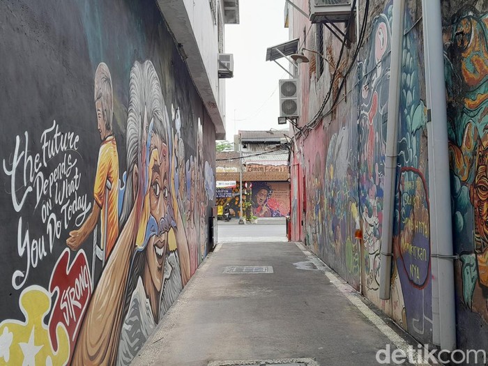 Lorong-lorong sempit di Kampung Kemlayan, Kota Solo, yang dulunya merupakan tempat tinggal para seniman Keraton, Senin (4/12/2023).