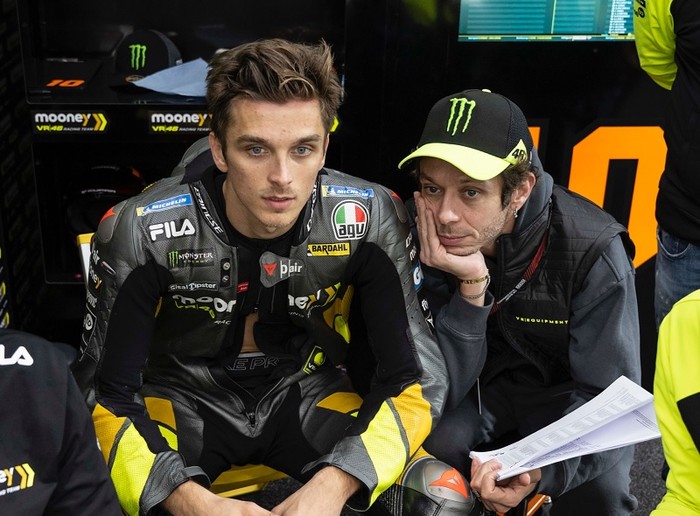 Luca Marini dan Valentino Rossi.