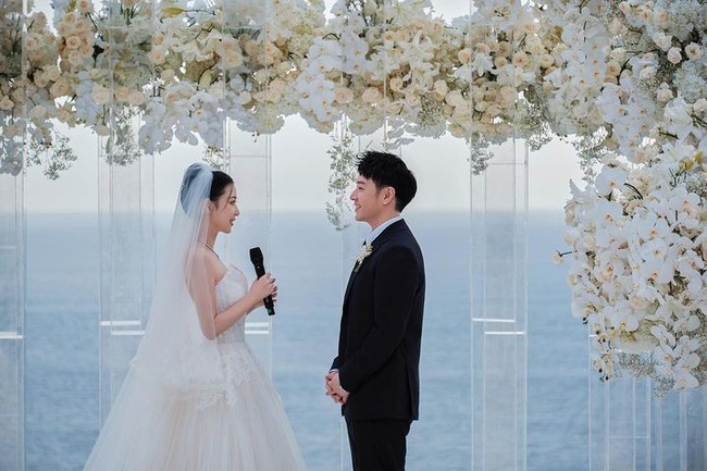 Pernikahan Luna Xuan dan Wilber Pan juga jadi sorotan karena dihadiri selebriti. Sebuah foto juga menampilkan Jia, mantan member Miss A, sebagai salah satu bridesmaid. Adapun penyanyi Rainie Yang danWang Leehoom yang hadir di sana. Foto: Instagram