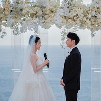 Pernikahan Luna Xuan dan Wilber Pan juga jadi sorotan karena dihadiri selebriti. Sebuah foto juga menampilkan Jia, mantan member Miss A, sebagai salah satu bridesmaid. Adapun penyanyi Rainie Yang danWang Leehoom yang hadir di sana. Foto: Instagram