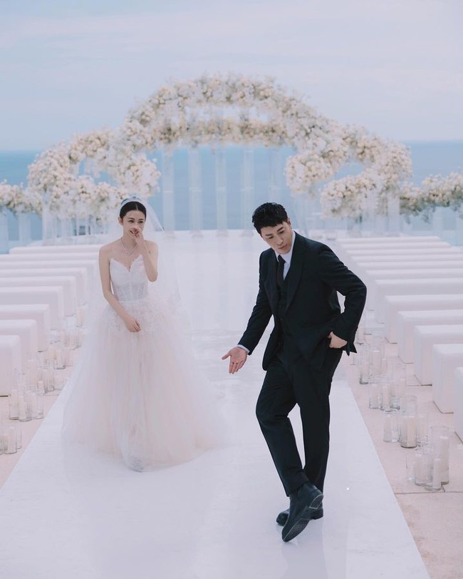 Dalam foto-foto yang diunggahnya, Luna terlihat menawan dengan gaun pengantin yang mewah.  Foto: Instagram