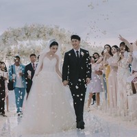 Begini potret keduanya saat mengucap janji sehidup semati berlatar pantai Bali. Foto: Instagram