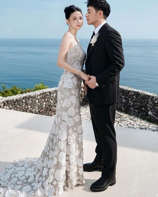 Luna Xuan yang dulunya pramugari di China Eastern Airlines membagikan foto-foto dari pesta pernikahannya yang digelar pada 29 November 2023 lalu. Dilaporkan mereka menggelar acara private di sebuah hotel bintang lima di Bali. Foto: Instagram