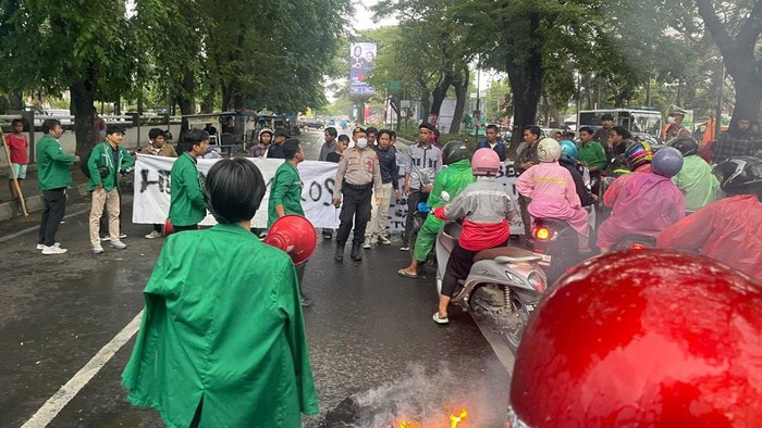 Sebanyak enam mahasiswa di Kota Makassar, Sulawesi Selatan (Sulsel) diamankan polisi usai menggelar unjuk rasa dengan menutup jalan di depan Kantor PLN UID Sulselrabar.