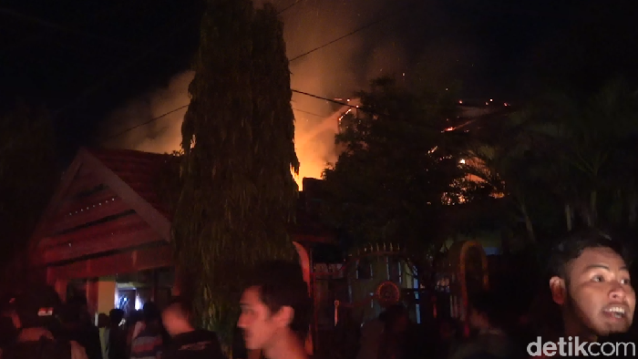 Rumah calon anggota Dewan Perwakilan Daerah Republik Indonesia (DPD RI) Andi Chairil Anwar di Kota Makassar, Sulawesi Selatan (Sulsel) hangus terbakar.