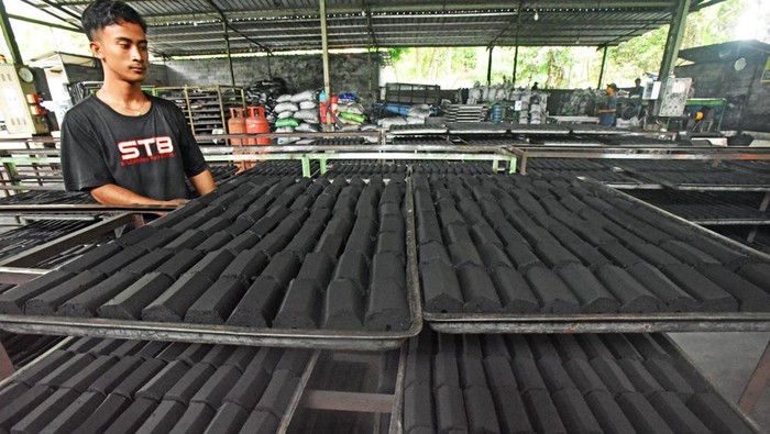 Mantul! Arang Batok Buatan Serang Diekspor ke Arab Saudi Pekerja menggiling arang batok kelapa untuk diekspor ke Arab Saudi di sentra pembuatan arang PT Harapan Agri Santosa (HAS) di Cigoong, Walantaka, Serang, Banten, Senin (4/12/2023). Menurut pengelola usaha, pihaknya mendapat order untuk mengekspor arang batok kelapa ke Arab Saudi sebanyak 41 ton per bulan untuk keperluan restoran, hotel, penghangat ruangan dan kegunaan lainnya. ANTARA FOTO/Asep Fathulrahman/aww.
