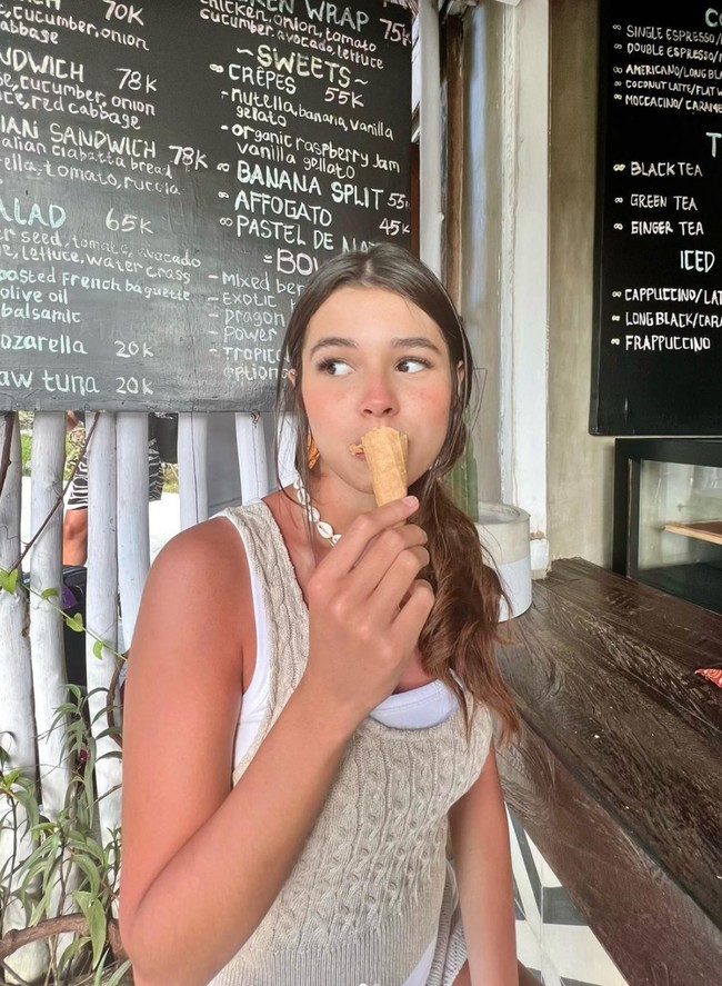 Aktris kelahiran 2002 tersebut diketahui memiliki darah blasteran Amerika Serikat. Terlihat jelas dari wajah Maria yang tampak cantik kebule-bulean. Foto: Instagram/@mariatheodoree