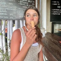 Aktris kelahiran 2002 tersebut diketahui memiliki darah blasteran Amerika Serikat. Terlihat jelas dari wajah Maria yang tampak cantik kebule-bulean. Foto: Instagram/@mariatheodoree