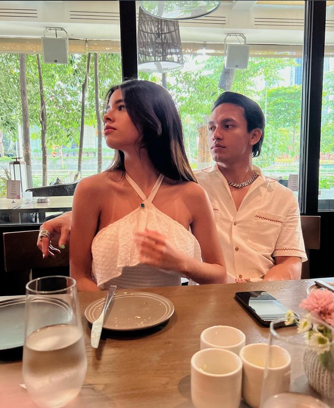 Sosok Maria Theodore belakangan jadi sorotan usai terlihat hadir menemani Jefri Nichol saat tanding boxing melawan El Rumi pada 17 November lalu. Tak pernah diungkap sebelumnya, rupanya Maria merupakan kekasih Jefri Nichol yang sudah dipacarinya selama 3 tahun. Foto: Instagram/@mariatheodoree