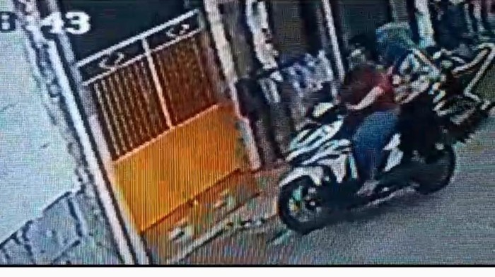 Masriah yang diduga sudah pulang setelah kabur dari rumah hindari panggilan sidang di PN Sidoarjo.