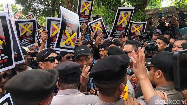 Massa aksi di depan kantor DPW Partai Solidaritas Indonesia (PSI) Daerah Istimewa Yogyakarta (DIY), Muja-muju, Kota Jogja, Senin (4/12/2023).