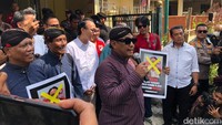 Massa turut membawa sejumlah foto Ade Armando yang dicoret. Dalam aksi ini, massa menyampaikan sejumlah tuntutan. Di antaranya meminta PSI bersikap terkait pernyataan salah satu kadernya, Ade Armando. Foto: Adji G Rinepta/detikJogja