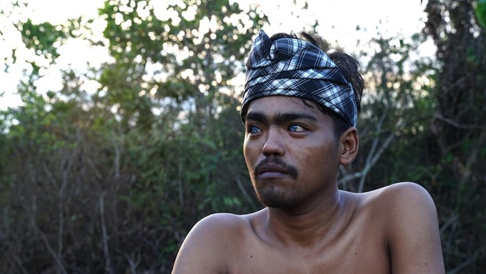 Juan Aprilian memiliki mata berwarna biru di Kendari, Sulawesi Tenggara, Senin (4/12/2023). Juan merupakan Suku Bugis yang memiliki Sindrom Waardenburg yaitu kelainan genetik langka yang menyebabkan mata berwarna biru. ANTARA FOTO/Jojon/foc.