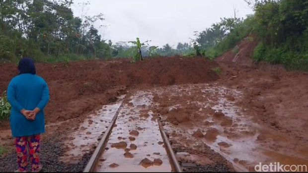 Material longsor yang menutup akses dua jalur rel kereta api di KM 340+100 antara Stasiun Karanggandul-Karangsari, Banyumas, Senin (4/12/2023).