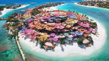 Proyek Laut MerahProyek Laut Merah dibangun di 90 pulau yang belum dikembangkan antara Umluj dan Al Wajh di pantai barat Arab Saudi. Akan ada 100 vila liburan untuk skema tersebut beserta bandara yang khusus melayani kawasan tersebut.Perusahaan yang membangun proyek ini mengklaim pembangunan yang dilakukan berlandaskan pada keberlanjutan dan mengusung ekonomi pariwisata berkelanjutan. Mereka berupaya meminimalkan dampak terhadap lingkungan dari struktur yang sedang dibangun. Foto: NEOM