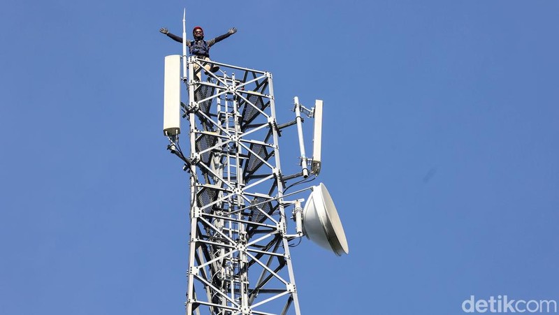 Ridwan Arifin merupakan teknisi yang bertugas merawat tower BTS milik BAKTI Kominfo di Natuna. Ia memiliki tanggung jawab untuk merawat 19 tower BTS.