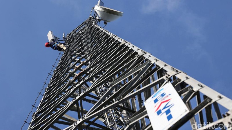 Ridwan Arifin merupakan teknisi yang bertugas merawat tower BTS milik BAKTI Kominfo di Natuna. Ia memiliki tanggung jawab untuk merawat 19 tower BTS.