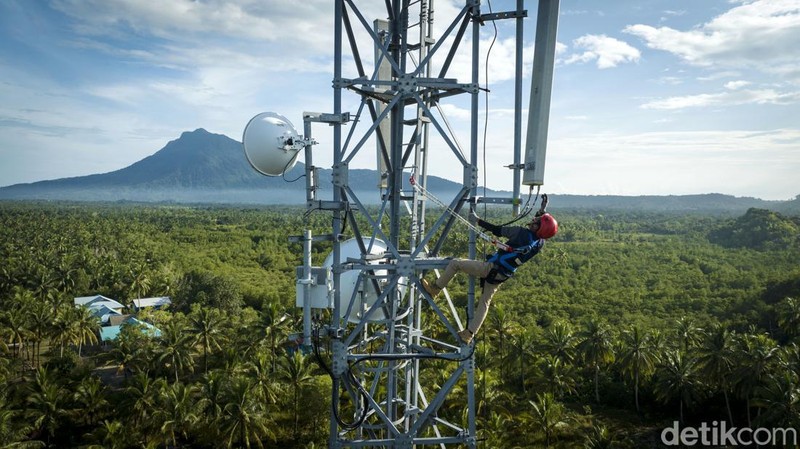 Ridwan Arifin merupakan teknisi yang bertugas merawat tower BTS milik BAKTI Kominfo di Natuna. Ia memiliki tanggung jawab untuk merawat 19 tower BTS.
