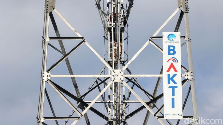 Ridwan Arifin merupakan teknisi yang bertugas merawat tower BTS milik BAKTI Kominfo di Natuna. Ia memiliki tanggung jawab untuk merawat 19 tower BTS.