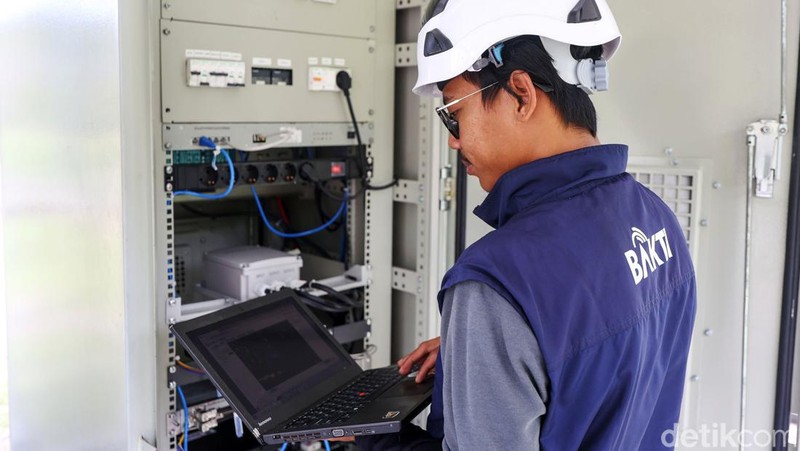 Ridwan Arifin merupakan teknisi yang bertugas merawat tower BTS milik BAKTI Kominfo di Natuna. Ia memiliki tanggung jawab untuk merawat 19 tower BTS.