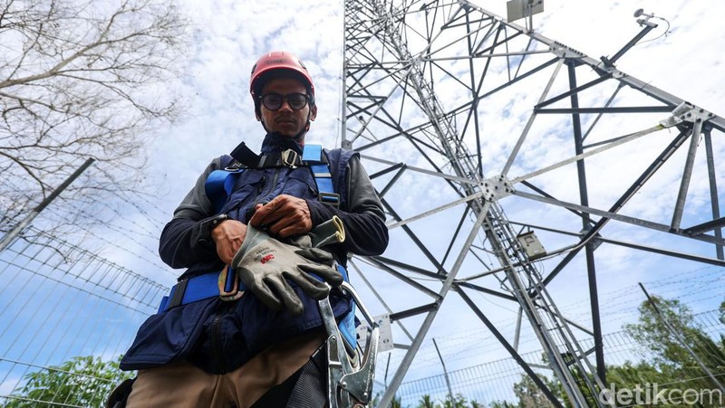 Ridwan Arifin merupakan teknisi yang bertugas merawat tower BTS milik BAKTI Kominfo di Natuna. Ia memiliki tanggung jawab untuk merawat 19 tower BTS.