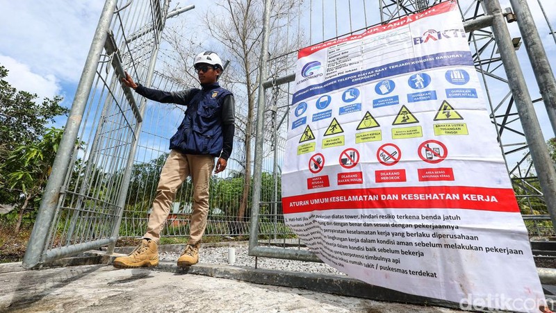 Ridwan Arifin merupakan teknisi yang bertugas merawat tower BTS milik BAKTI Kominfo di Natuna. Ia memiliki tanggung jawab untuk merawat 19 tower BTS.