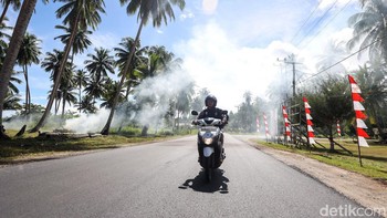 Ridwan menuju lokasi BTS dengan mengendarai sepeda motor.