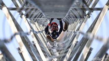Ridwan sedang melakukan perawatan stasiun pemancar atau tower Base Transceiver Station (BTS) di Natuna.