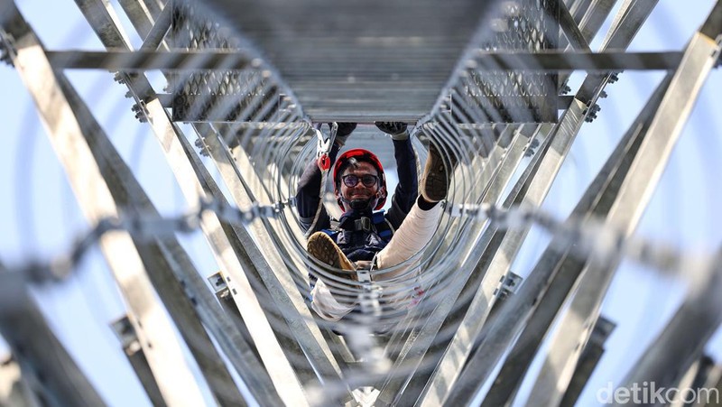 Ridwan Arifin merupakan teknisi yang bertugas merawat tower BTS milik BAKTI Kominfo di Natuna. Ia memiliki tanggung jawab untuk merawat 19 tower BTS.