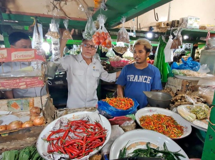 Mendag cek harga cabai di pasar Surabaya.