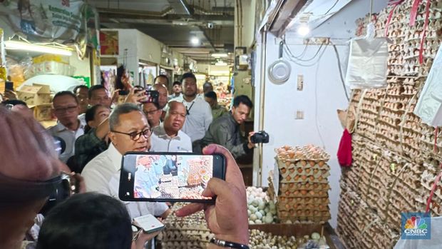 Mendag Zulkifli Hasan sidak ke Pasar Johar Baru, Jakarta. (CNBC Indonesia/Martyasari Rizky)