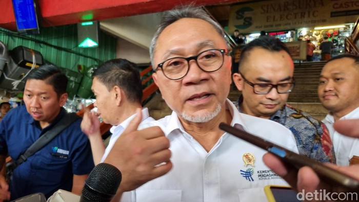 Mendag Zulkilfi Hasan sidak pasar genteng surabaya