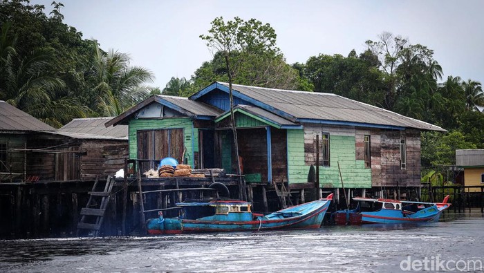 Menyusuri Kampung Segeram yang Dihuni Penduduk Awal Natuna Kampung Segeram diyakini masyarakat setempat sebagai lokasi penduduk awal yang menempati Kabupaten Natuna, Kepulauan Riau. Begini potret perkampungannya.