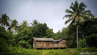 Kampung Segeram terdiri dari 2 RT dan masuk dalam wilayah Kecamatan Bunguran Barat yang pusat kotanya di Pulau Sedanau.   