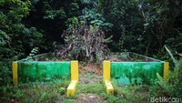 Di perkampungan itu terdapat sejumlah makam tua.  