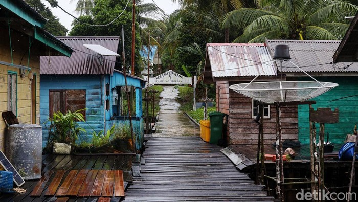 Menyusuri Kampung Segeram yang Dihuni Penduduk Awal Natuna Kampung Segeram diyakini masyarakat setempat sebagai lokasi penduduk awal yang menempati Kabupaten Natuna, Kepulauan Riau. Begini potret perkampungannya.