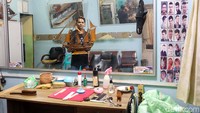 Syafi’i juga berprofesi sebagai tukang pangkas rambut.  